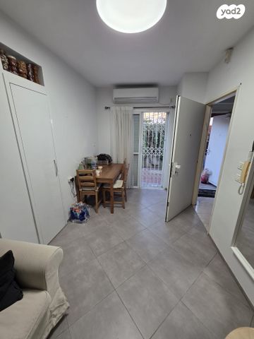 קיבוץ גלויות 42