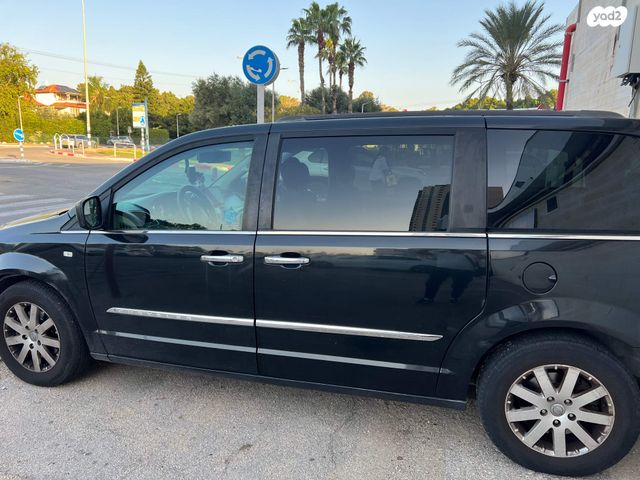 מודעת רכב קרייזלר גראנד וויאג'ר