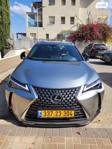 מודעת רכב לקסוס UX