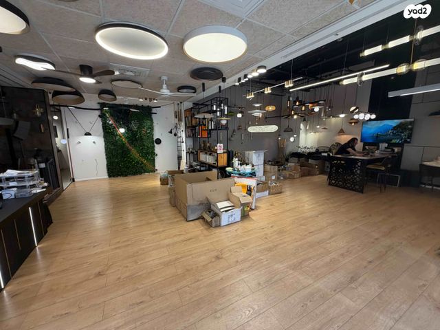 חנויות/ שטח מסחרי