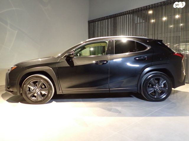 מודעת רכב לקסוס UX 2