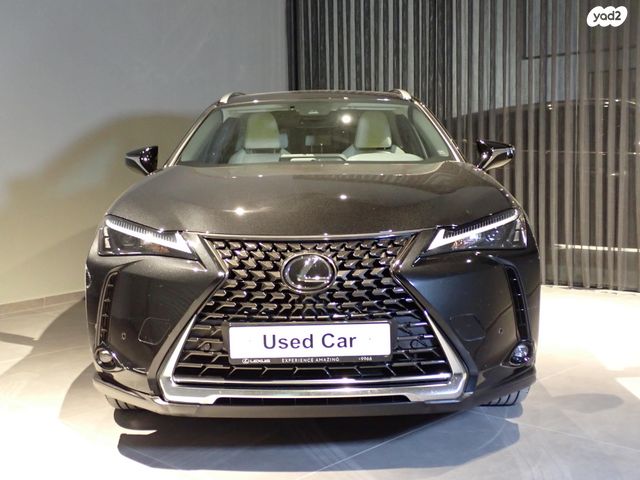 מודעת רכב לקסוס UX 1