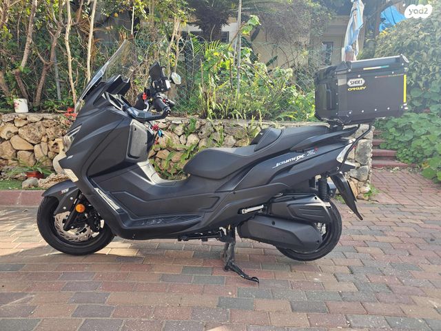 מודעת רכב סאן יאנג ג'וי-מקס Z-300