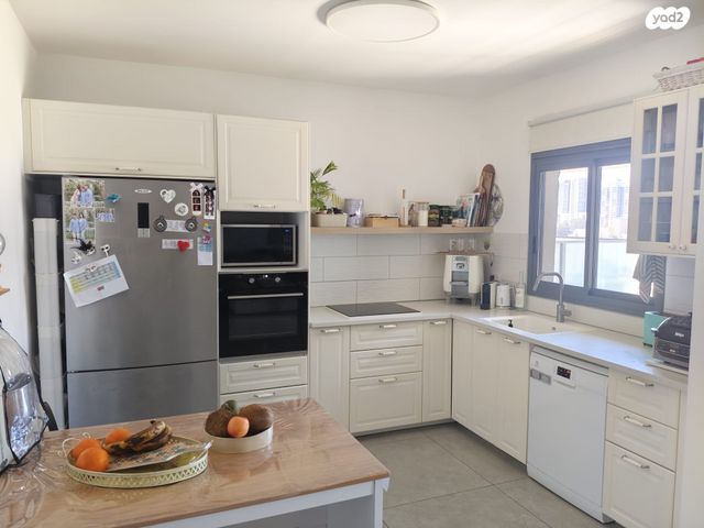 לאה גולדברג 8