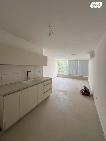 האחים אוסטשינסקי 25