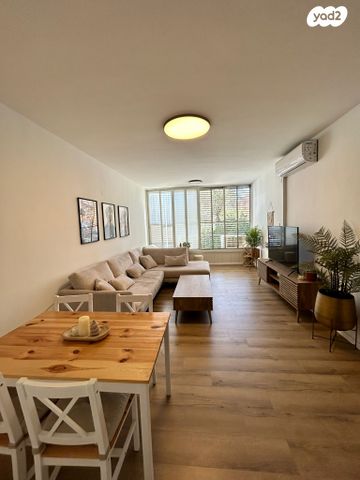 דבורה בארון 4