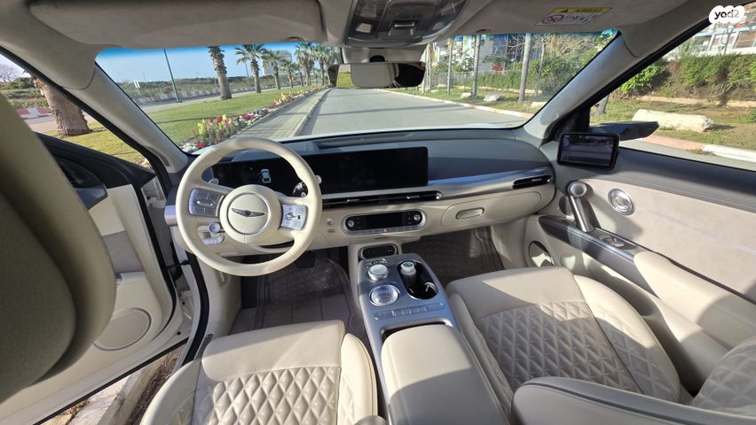 מודעת רכב ג'נסיס GV60