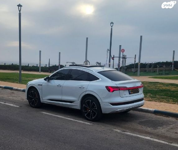 מודעת רכב אאודי E-tron