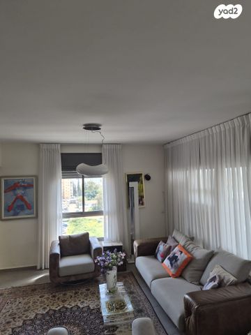 אפרים קציר 10