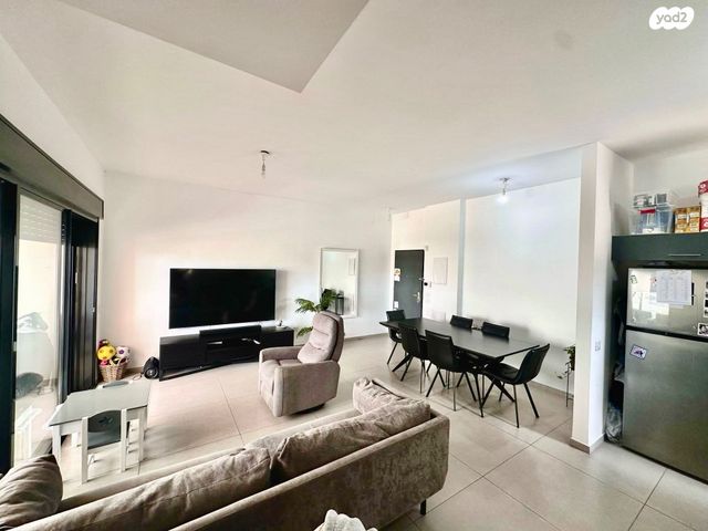 מודעת נכס, נעמי שמר, נווה זמר, רעננה