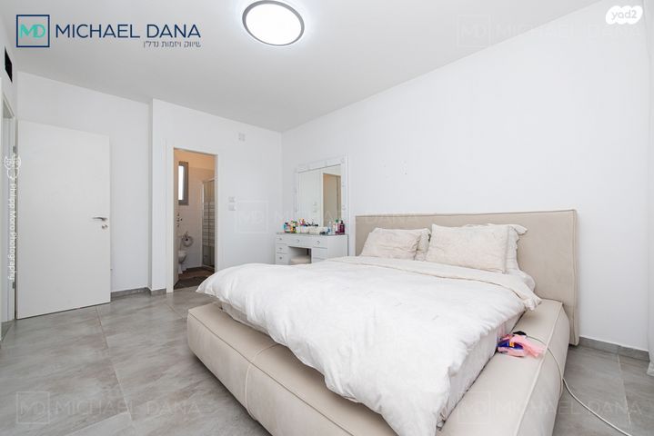 מודעת נכס, החותרים, טירת כרמל