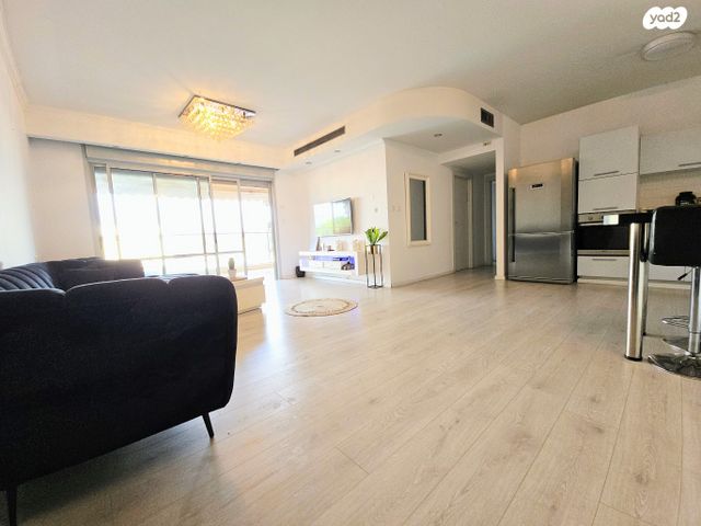 לאה גולדברג 