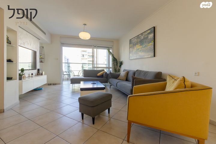 דירה, נעורים, ראשון לציון