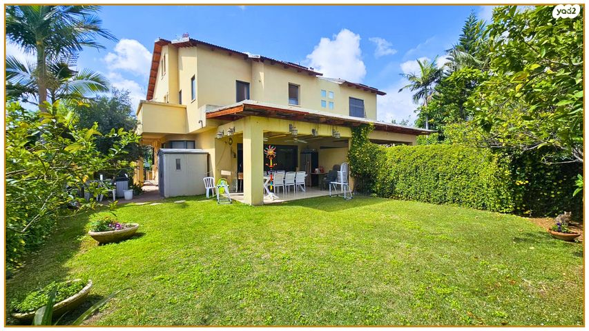 דו משפחתי, כפר סבא