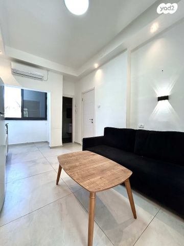 דרך יד לבנים 12