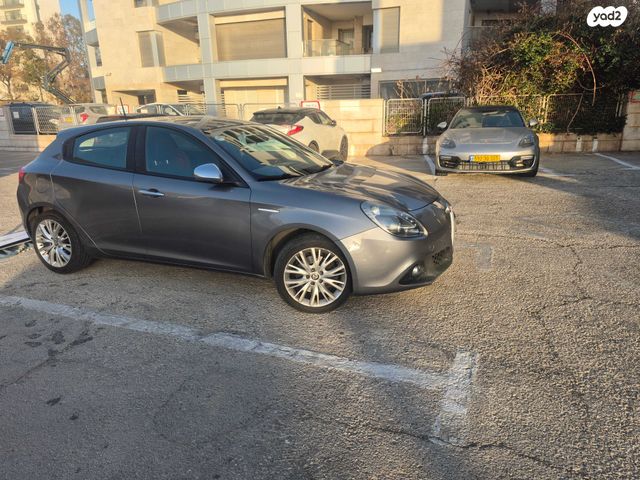 מודעת רכב אלפא רומיאו ג'ולייטה