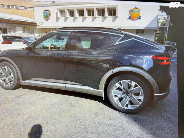 מודעת רכב ג'נסיס GV60