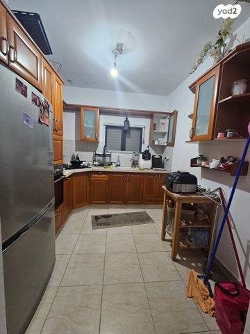 מודעת נכס, עולי הגרדום, רמז, מערב ותיק, ראשון לציון