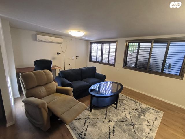 סמטת האגוז 8