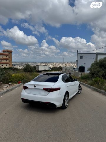 מודעת רכב אלפא רומיאו ג'וליה