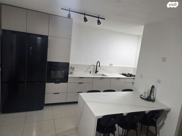 בכור שטרית 7