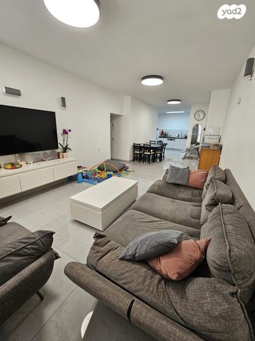 גולדשטיין 4