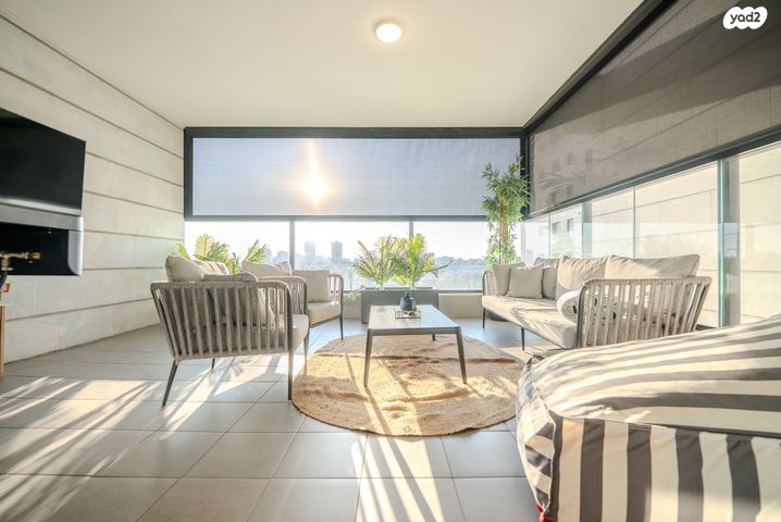 שולמית אלוני 13