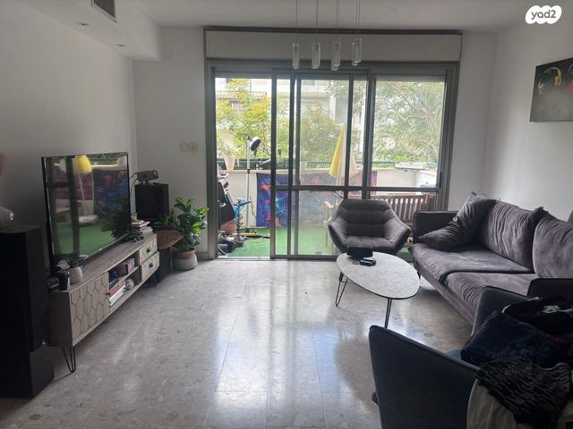 זכרון יעקב 23