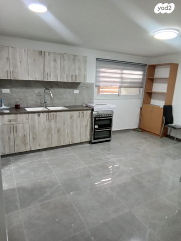 קרן היסוד 11