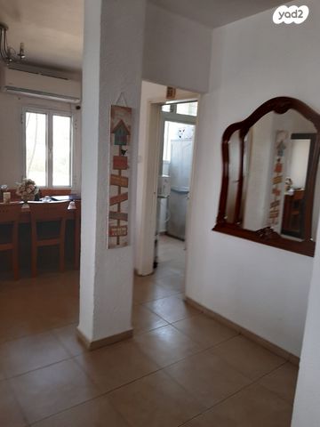 אפרים שריר 8