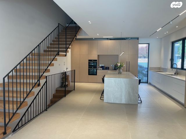 קיבוץ גלויות 135