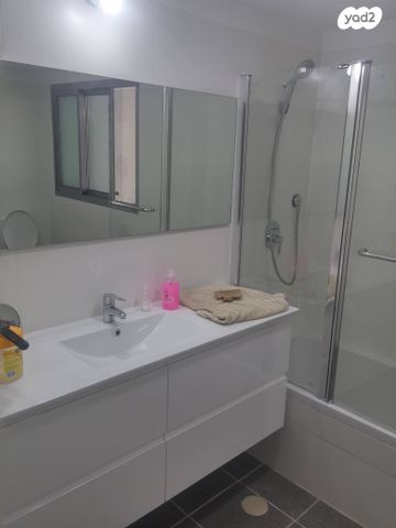 חיים הרצוג 21