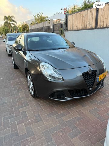 מודעת רכב אלפא רומיאו ג'ולייטה