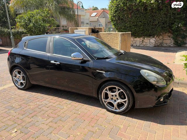 מודעת רכב אלפא רומיאו ג'ולייטה