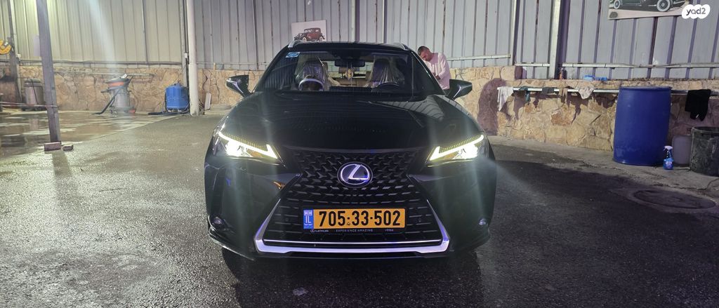 מודעת רכב לקסוס UX