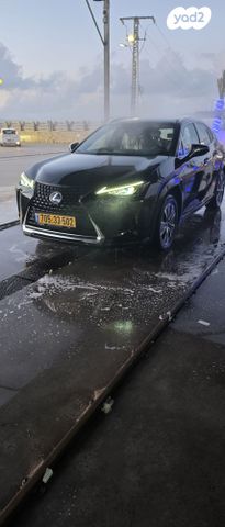 מודעת רכב לקסוס UX 2