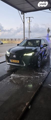 מודעת רכב לקסוס UX 1