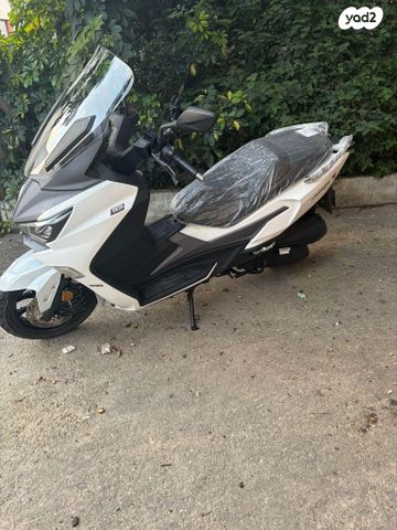 מודעת רכב סאן יאנג ג'וי-מקס Z-300