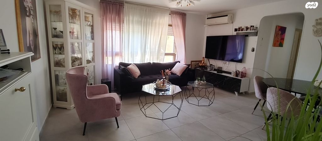 אביגדור המאירי 8