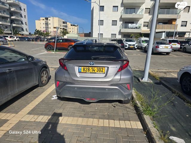 מודעת רכב טויוטה C-HR