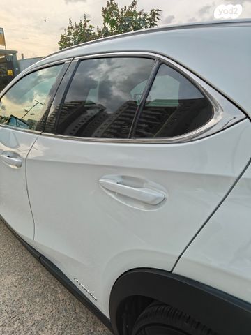 מודעת רכב לקסוס UX