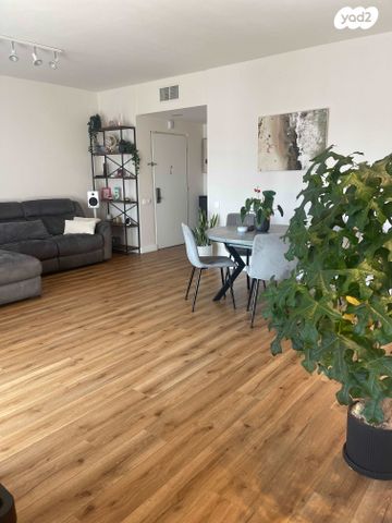 ניסים אלוני 14