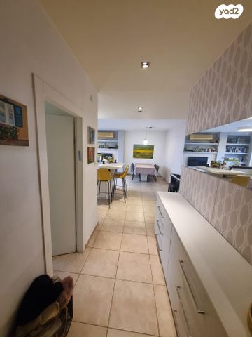 אסתר המלכה 6