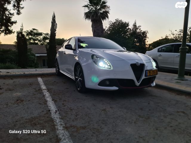 מודעת רכב אלפא רומיאו ג'ולייטה