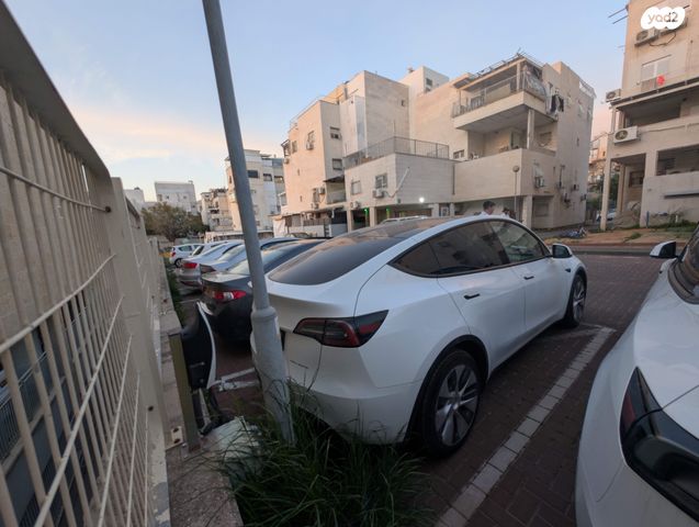 מודעת רכב טסלה מודל Y