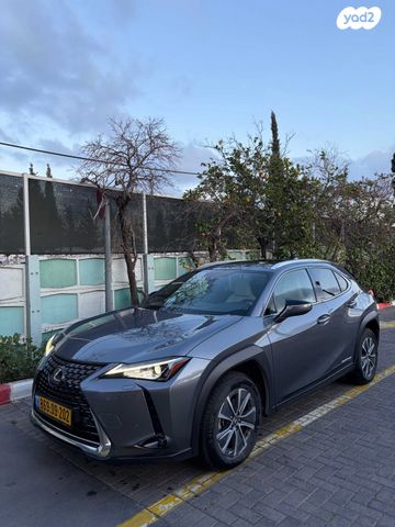 מודעת רכב לקסוס UX