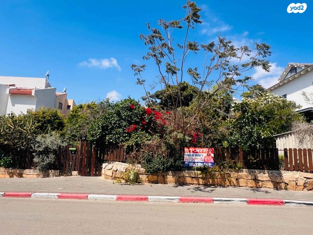 מגרשים, הרצליה הירוקה, נווה עובד, הרצליה