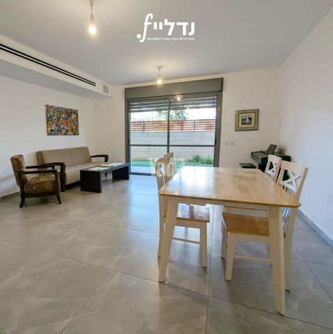 השלושה 4
