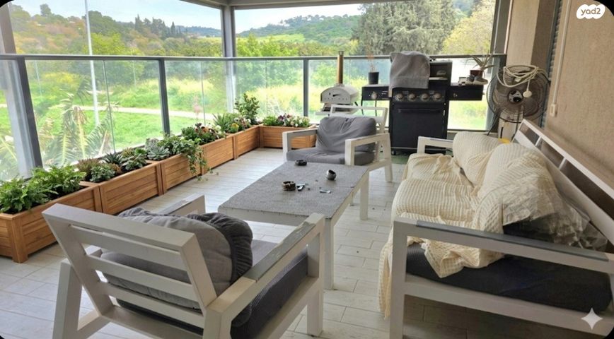 בצל האורנים