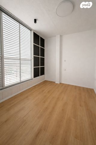 יגאל אלון 25